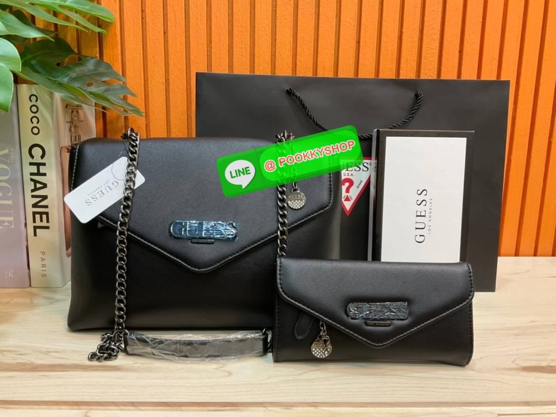 🚚 พร้อมส่ง 🚚 Guess Women’s Crossbody Bag Set สุดคุ้ม!!!! เซตสวยหรูดูแพง สวยจริงจริง ช้าหมด ราคานี้หาที่ไหนได้!! กระเป๋าสะพาย+กระเป๋าสตางค์ใบยาว มาพร้อมพวงกุญแจถอดออกได้ ด้านหน้าประดับโลโก้แบรนด์สวยโดดเด่น กระเป๋าสะพายไหล่ และสะพายข้าง cros