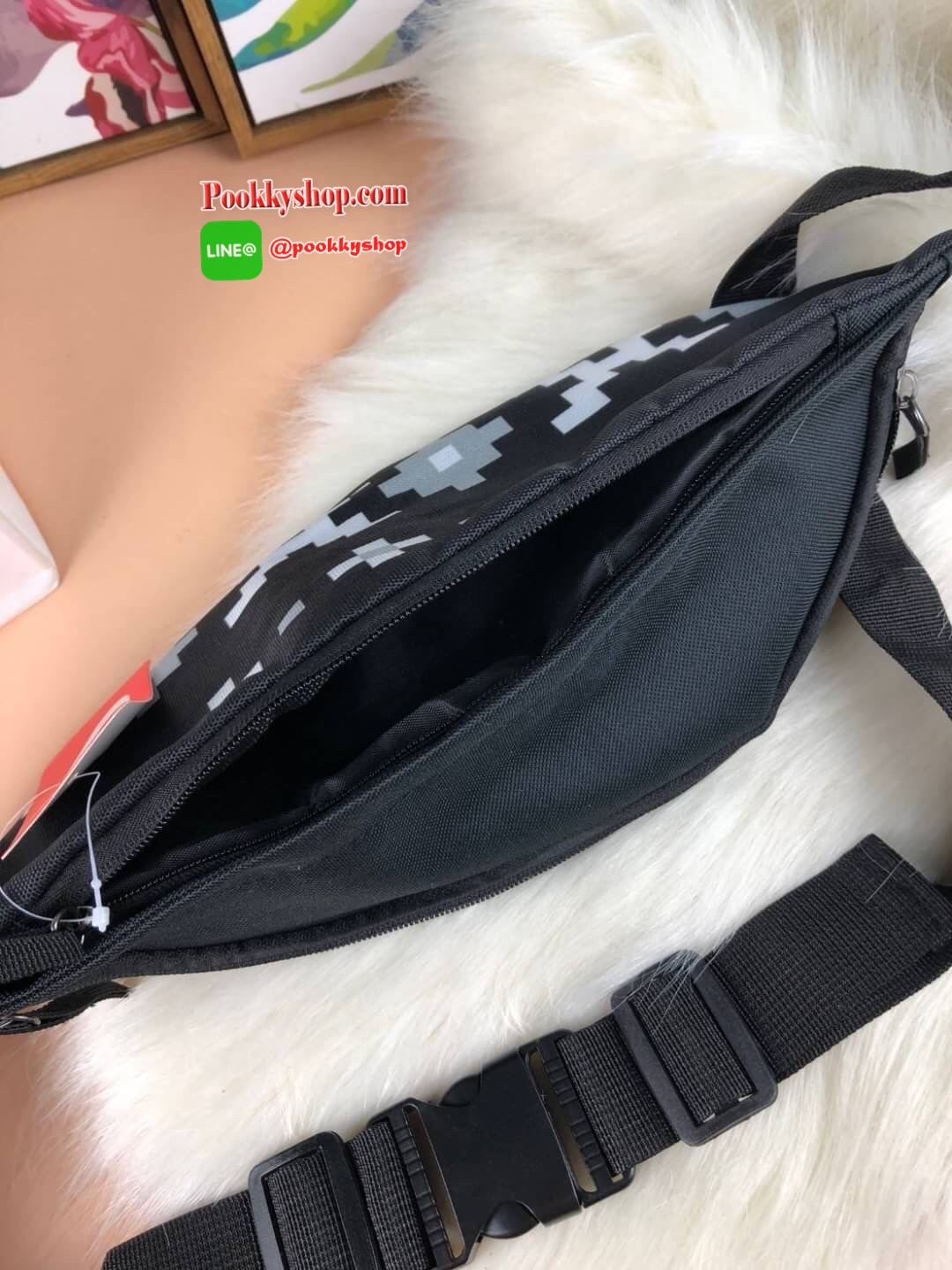 New!! งานใหม่มาแล้วค๊า❤️ รุ่นนี้น่ารักมาก Nike SB Belt bag พร้อมส่งที่ไทยก่อนใคร กระเป๋าสะพายคาดอกน้ำหนักเบา จุของได้เยอะเว่อออ ช่องเ้านหน้าเป็นซิปคู่ จุของได้เยอะมาก ใส่กระเป๋าเงินใบยาวได้เลยค่าสาวๆ มีช่องซ่ินด้านหลังให้อีก 1 ช่อง สายสะพายปรับสายต