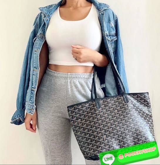 Goyard Artois MM Bag กระเป๋า Artois MM เป็นกระเป๋าที่มีซิปด้านบนเพิ่มคงามปลอดภัย ภายในพื้นที่กว้างเพื่อจัดระเบียบข้าวของของคุณ มันโดดเด่นด้วยฐานด้านล่างทั้งสองมุมเย็บต่อด้วยหนังใช้งานในแบบทางการหรือกึ่งทางการก็ได้