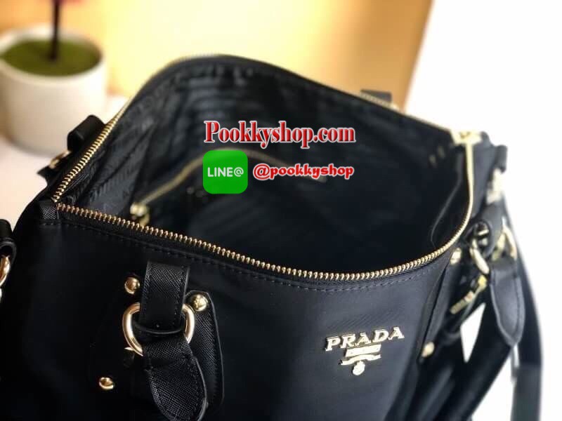 PRADA NYLON BAG WITH ZIP กระเป๋าถือหรือสะพายพรีเมี่ยมกิ้ฟจากเคาน์เตอร์แบรนด์ Limited edition วัสดุ Nylon เนื้อหนาคุณภาพดีตามแบบฉบับแบรนด์ด้านหน้าประดับโลโก้หรู เปิดปิดด้วยซิป ภายใน Polyester 100% มีโลโก้ ช่องซิปจุมากค่ะ สามารถใส่เอกสาร A4 ipad ของใช้ได้เย