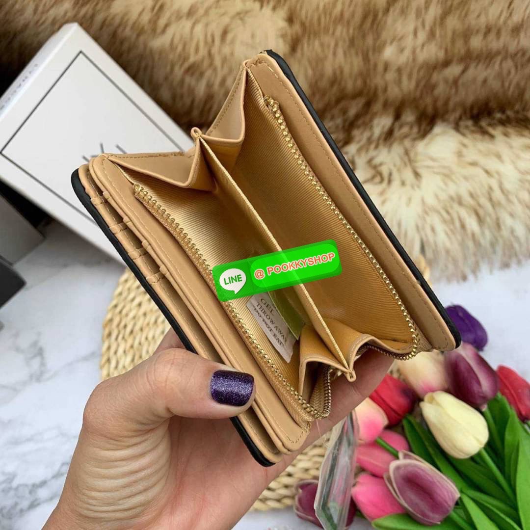 Lyn Wallet กระเป๋าตังLYN ขนาดใบกลาง ด้านหน้าติดโลโก้แบรนด์ ด้านในมีช่องใส่บัตร8ช่อง ช่องใส่ธนบัตรและช่องซิบแยกใส่เหรียญ ตัวจับซิบปั๊มแบรนด์ ใครกำลังมองหากระเป๋าสตางค์สีเรียบๆชิคๆแนะนำค่ะ
