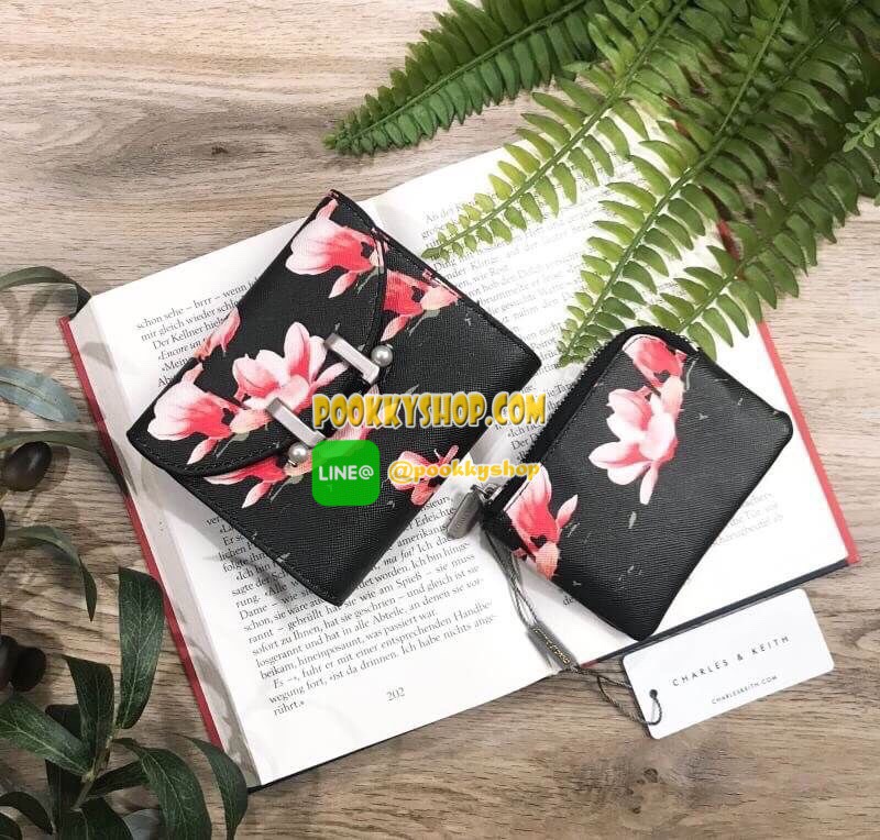 พร้อมส่งความน่ารัก! BEST SELLER! CHARLES & KEITH Peforated Wallet กระเป๋าสตางค์ใบสั้นพับ3ตอนรุ่นยอดนิยมวัสดุหนัง Saffiano สีดำประดับลายดอกไม้ Van Goh คลาสสิค ดีไซน์สวยเก๋ไม่ซ้ำใคร ด้านหน้าปั้มโลโก้เปิดปิดด้วยกระดุมเเม่เหล็ก ภายในมีกระเป๋าเล็กช่องซิปสำหรับ