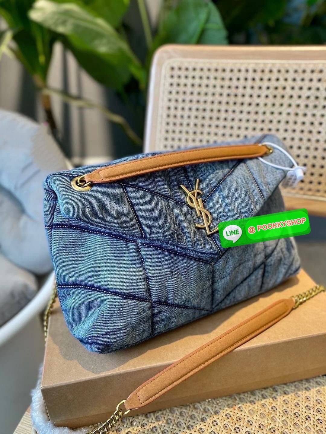 YSL Puffer denim shoulder bag กระเป๋าสะพายเดนิมฟอก สวยเท่ห์คลาสสิกลายเชฟล่อนเป็นเอกลักษณ์ รุ่นเดนิมยอดนิยม ทรงสวย ใช้ได้บ่อยไม่มีเบื่อ ดีไซน์เรียบหรู ออกแบบมาให้ใช้งานได้สะดวกด้วยกระดุมแม่เหล็ก พับทรงเข้ารูป ภายในโล่งกว้าง มีช่องซิป สามารถจุของสำคัญได้อย่