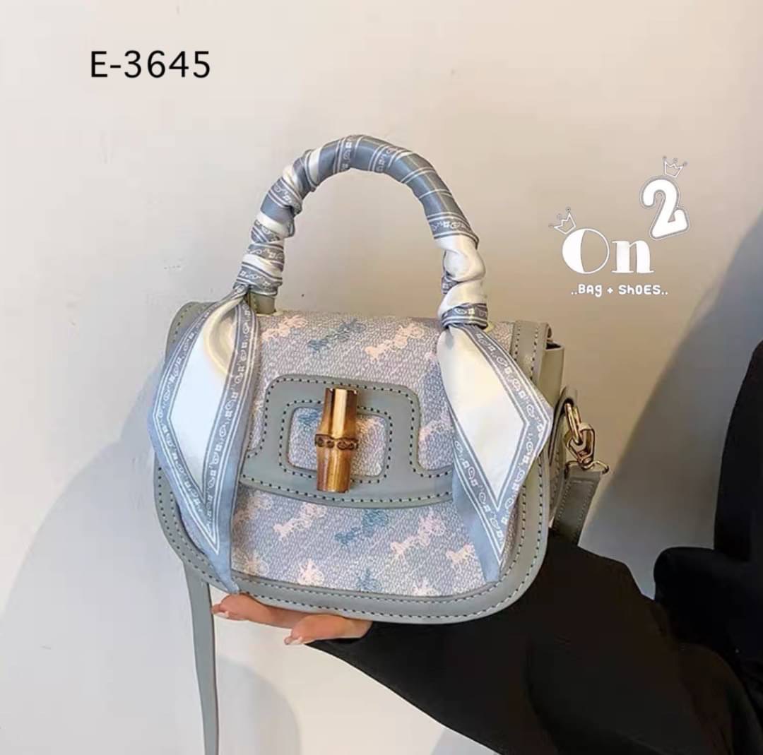 กระเป๋าสะพายปักลายรถม้าสไตล์แบรนด์coach งานสวยสีพาสเทลแถมผ้าพันกระเป๋าสีเดี่ยวกัน1ผื่น