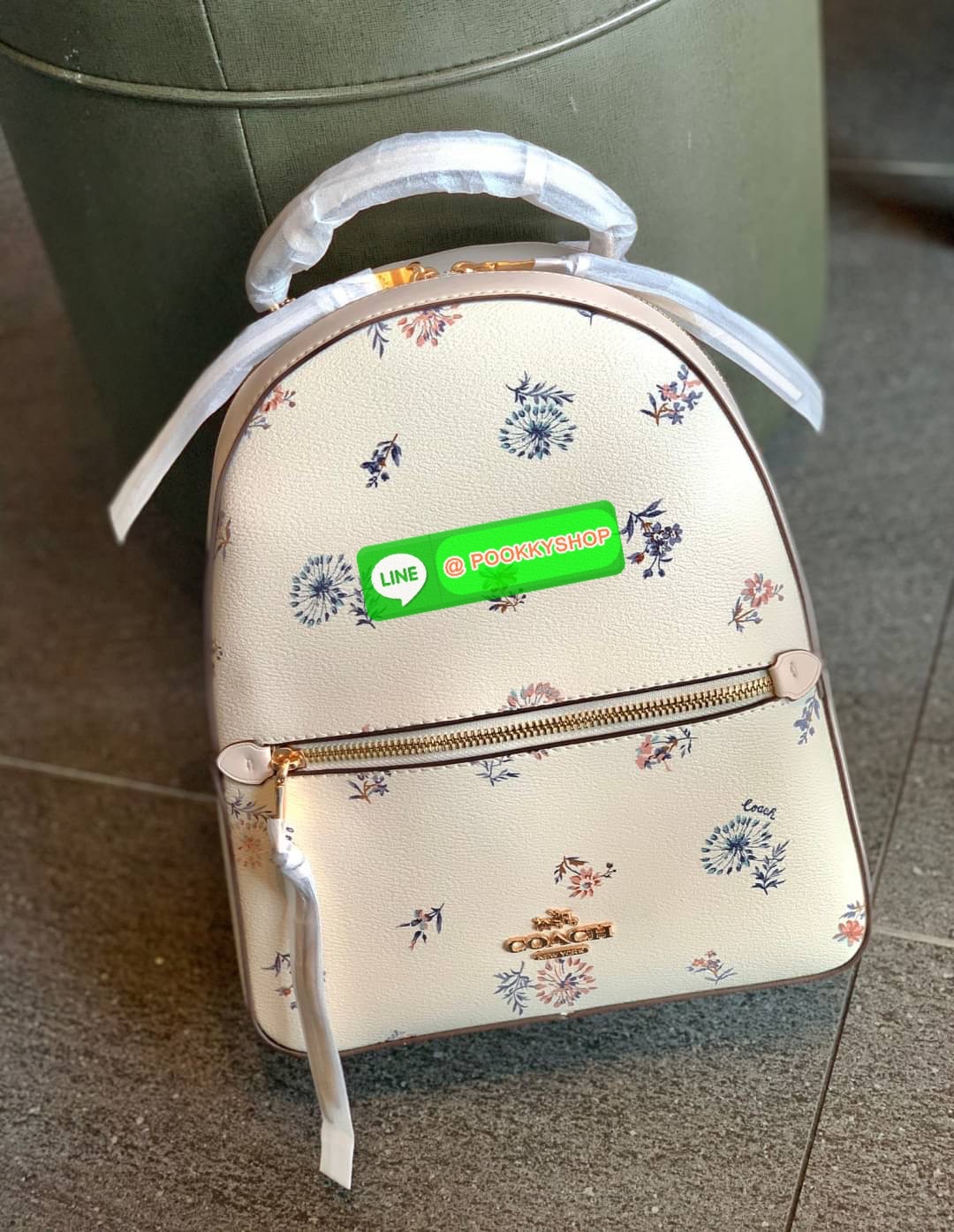 NEW IN! COACH JORDYN BACKPACK ((C1804//3011)) ไม่มียังไงไหว ต้องบอกว่าน้องสวยมากๆค่า! กระเป๋าสะพายหลังแบบมีหูหิ้ว หนังแแท้สวยค่ะ ❤️ทั้งใบปริ้นลายดอกไม้ สวยเด่ด สะดุดตาเลยทีเดียวค่ะ ด้านหน้ามีช่องซิปใส่มือถือหรือของจุกจิกลงไปได้ค่ะ เปิด-ปิดกระเป๋าแบ