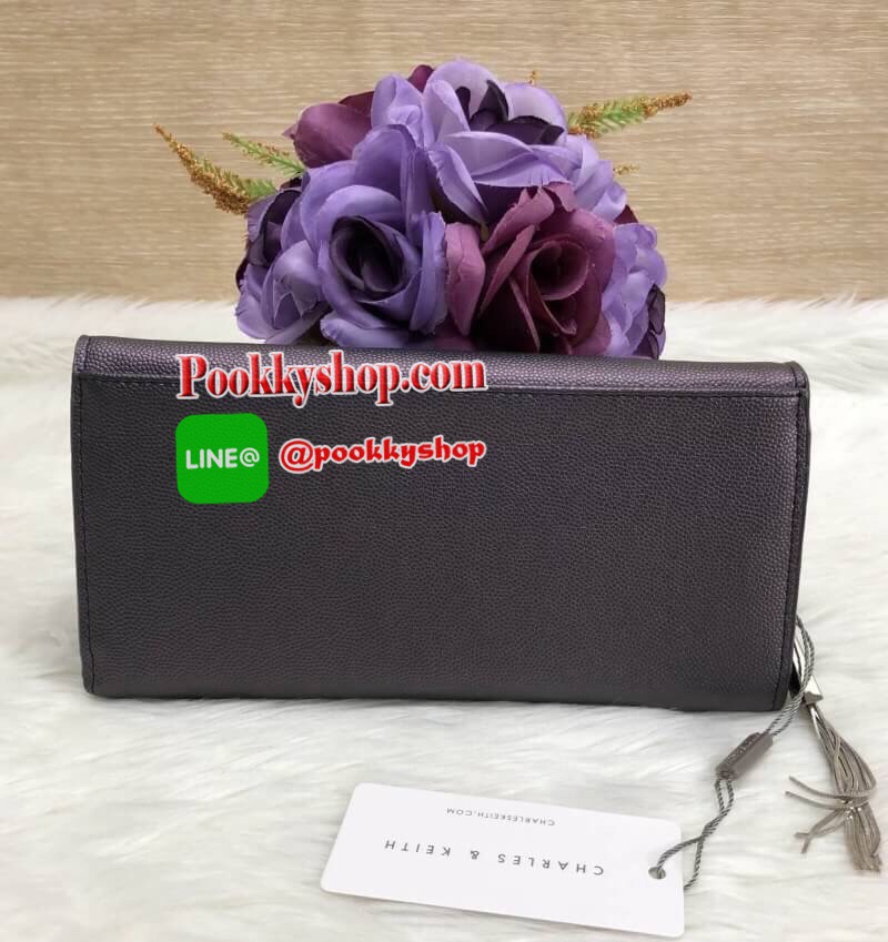 New arrival CHARLES & KEITH TASSEL DETAIL LONG WALLET BAG พร้อมส่งอีกครั้ง พร้อมเฉดสีใหม่ปี 2018ค่ะ!!! หระเป๋าสตางค์ใบยาวแบบฝาพับแม่เหล้ก ลายหนังคาร์เวีย สวย เรียบหรู ดูดี มากๆค่ะ ภายในกระเป๋าแบ่งเป็นช่องซิปยาวตอนหน้า ที่ตัวซิปเป็นอะไหล่พู่ห้อยลงมา เก๋มาก