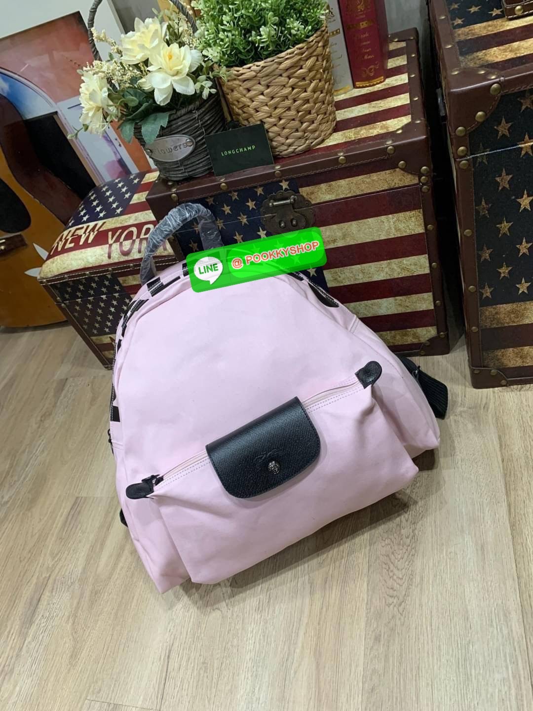 Longchamp by shayne oliver Backpack คอลเลคชั่นแบบลิมิเตทแบบเท่ๆ ที่ออกแบบโดย Shayne Oliver นักดีไซน์เนอร์ชื่อดังระดับโลก ด้วยรูปทรงกระเป๋าเป้ที่ออกแบบมาไม่เหมือนใคร สามารถจัดเป็นกระเป๋าใบใส่เสื้อผ้าได้อีกใบ ด้วยรูปทรงที่กว้างทำให้ใส่ของได้เยอะจุใจ กระเป๋า