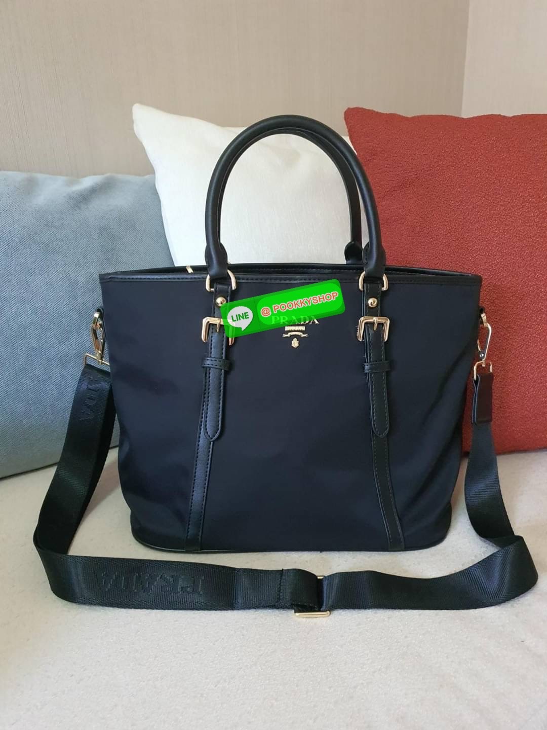 BACK IN STOCK! รุ่นขายดีมาก💞 PRADA NYLON กับรุ่น HANDBAGS กระเป๋าถือสะพาย จากงานพรีเมี่ยมกิ้ฟใหม่ บอกเลยว่า ใบนี้วัสดุเป็น NYLON กันน้ำทั้งใบ ตัวกระเป๋ามาพร้อมสายเข็มขัดคาดด้านหน้าและด้านหลัง ให้ความหรูหราไปอีกแบบ หูกระเป๋าสามารถทำทรง ตั้งและพับได