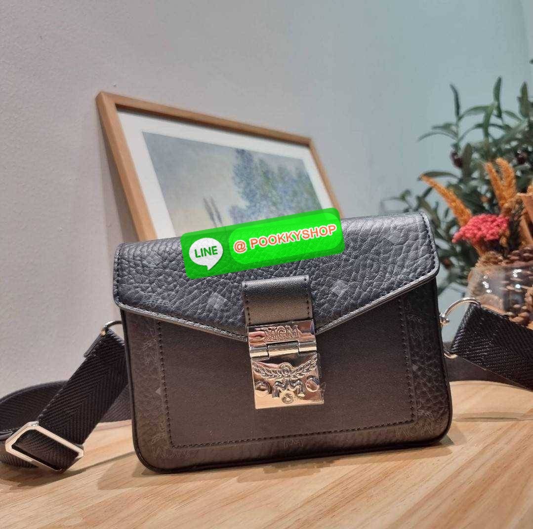 MCM SMALL MILLIE CROSSBODY IN VISETOAS กลับมาแน่นๆกับไอเท็มสุดฮิต!! ดาราเซเลปใช้กันเพียบ กระเป๋าสะพายข้าง ดีไซน์กึ่งสปอร์ต แต่แฝงความหรูในตัว ใช้งานง่ายด้วยขนาดที่พอเหมาะ และสายสะพายสปอร์ตที่สะพายคาดได้สะดวก จะสะพายข้าง สะพายแบบคาดอก ก็ดูดีไปหมด เปิด-ปิดด