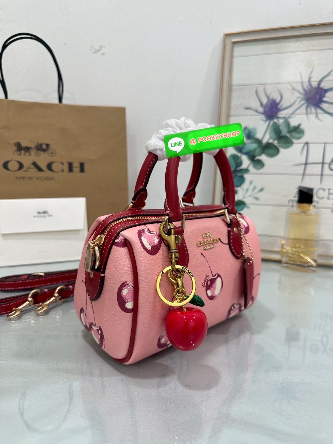 🍒 Coach CY745 – Mini Rowan Crossbody Bag With Cherry Print ใบจิ๋วแต่น่ารักที่สุดในโต๊ะวันนี้ สดใสขี้เล่น สะพายเมื่อไหร่…ก็น่ามองเสมอ “หวานแบบเด็กผู้หญิง สดใสแบบผู้หญิงเก่ง และซ่อนความขี้เล่นไว้ในใบเดียว”Coach Mini Rowan รุ่นพิเศษพิมพ์ลาย Cherry ทั
