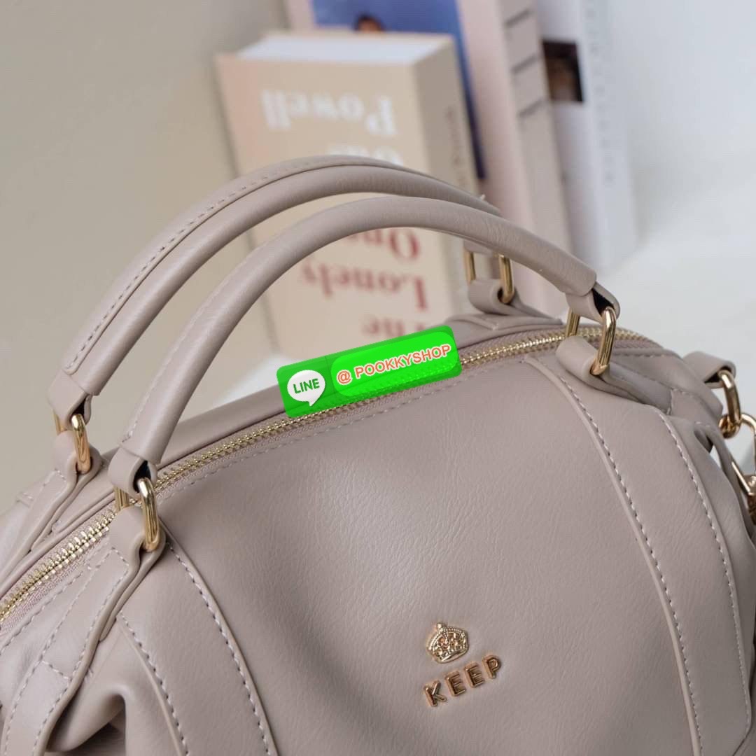 รุ่นขายดีเข้าเพิ่มนะคะ KEEP รุ่น ‘ Ella ‘ bag ทรง Pillow ( ทรงหมอน ) ที่สาวๆ ถามหา กลับมาแล้วค่า พร้อมฟังก์ชันจัดเต็มเหมือนเดิม ใบนี้ size M ใส่ กระเป๋าสตางค์ยาวได้ ใส่ไอแพดได้ ใครต้องการกระเป๋าที่ใช้ได้ทุกวัน ใส่ของครบ แอดมินแนะนำใบนี้เลยค่า สวย คุ้มแน่น