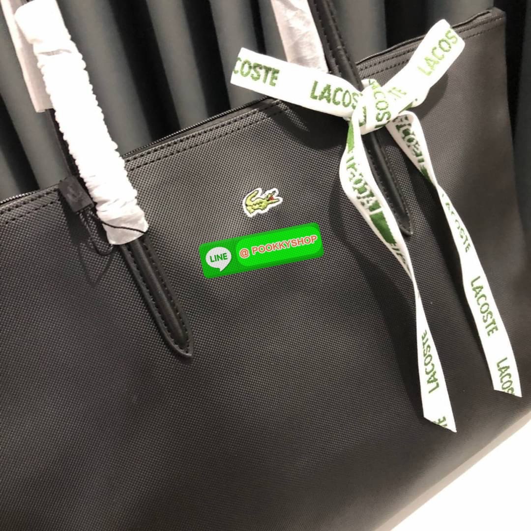 ลาคอส Classic Tote Bag กระเป๋าสะพายทรงช้อปปิ้งหลากสีรุ่นยอดนิยมด้านหน้าประดับโลโก้จระเข้สัญลักษณ์แบรนด์ ภายในกว้างจุได้เยอะ เปิดปิดด้วยซิปสะดวกใช้ มี1 ช่องซิปเล็ก หัวซิปปั้มเเบรนด์ วัสดุกันน้ำ ขนาดกำลังดี ใส่หนังสือ เอกสารA4 ของใช้ได้เยอะ สวยทุกสีค่ะ
