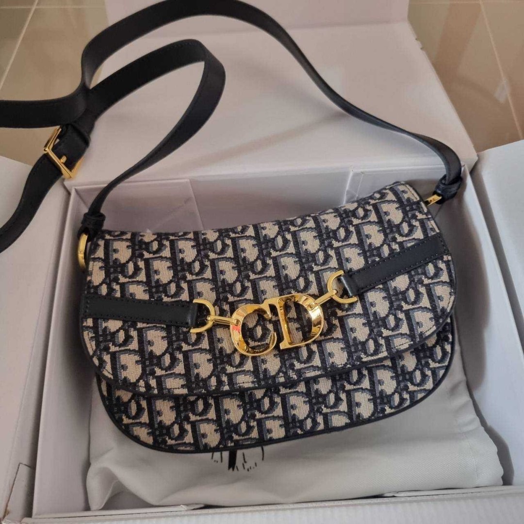 กระเป๋าสะพายทรงสวย ดีไซน์โลโก้โดดเด่นและหรูหรา ดีเทลดูดีมีกิมมิคในตัว