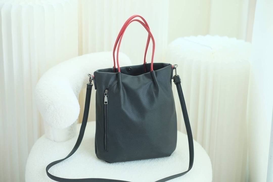 มาอีกรอบละจร้าาา‼️ ฮิตที่สุดใน Japan🇯🇵 ต้องใบนี้เลย กระเป๋า Alice and Olivia น่ารักน่าใช้มากๆ ไม่ต้องไปหาซื้อไกลถึง japan 🇯🇵 ด้านในใส่ของได้จุ มีช่องซิบหลายช่อง ถือได้สะพายได้เลย so cute สุดๆเลยค่า