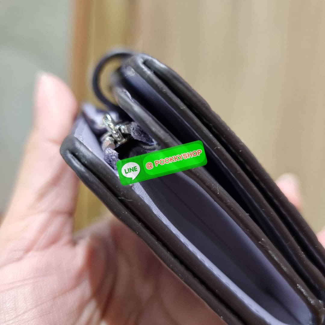 COACH C5896 MEDIUM CORNER ZIP WALLET IN SIGNATURE LEATHER คอลเลคชั่นใหม่งานหรู งานดูแพง จัดให้เลย!! กระเป๋าสตางค์ใบกลาง ดีไซน์ใหม่ สุดหรู แค่เห็นก็ต้องเลิฟ ถือใช้ขับผิวทุกสี วัสดุหนังแท้ปั๊มลายนูนสวยคม ภายในมีช่องใส่บัตร ใส่ธนบัตรได้ครบ และมีช่องซิปแยก ใบ