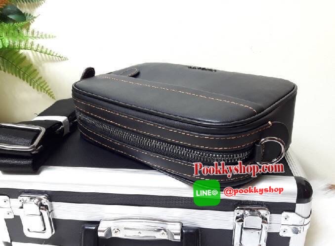 NEW IN !! COACH GRAHAM CROSSBODY IN SIGNATURE LEATHER (COACH F50713) **รุ่นตามหากันเยอะมากๆ** กระเป๋าสะพายข้าง ใช้ได้ทั้งผู้ชายและผู้หญิง โดดเด่นด้วยลาย Signature แบบลาย C นูน สายสะพายถอดได้ สามารถถือเป็นครัชได้ สามารถปรับสายสั้นเป็น คาดอกได้ ขนาดกำลังดี