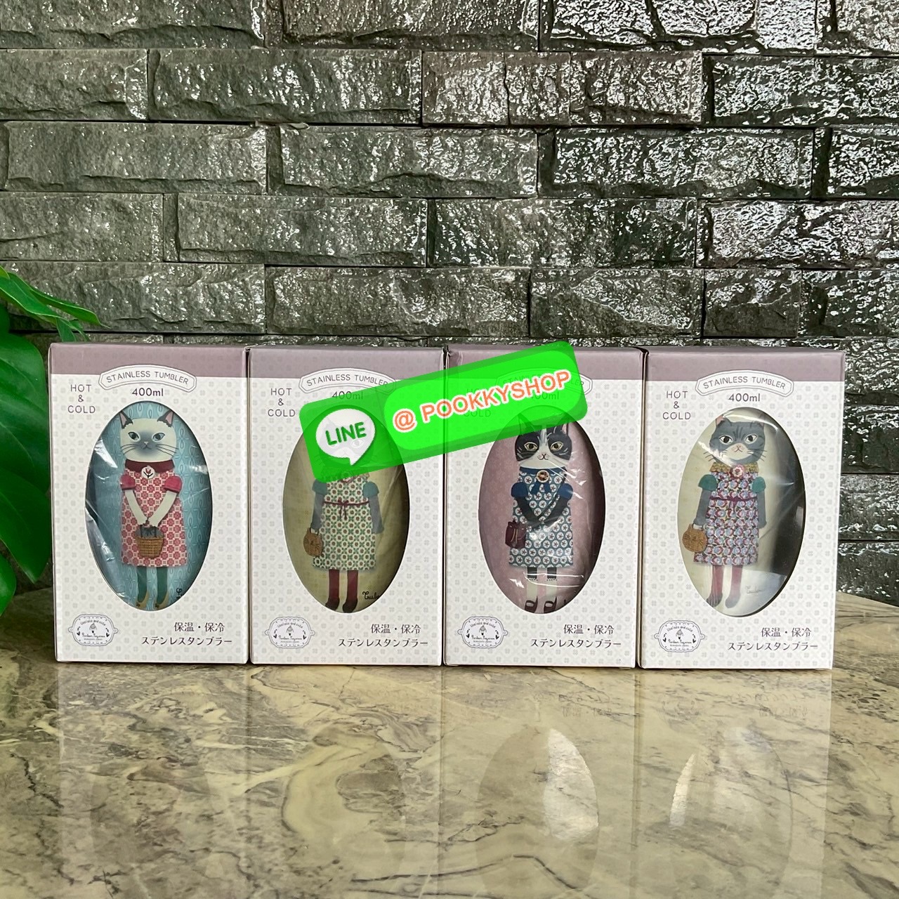 kusuguru Japan Stainless Tumbler Cup แก้วน้ำสแตนเลส ปริมาณสุทธิ 400 ml มาพร้อมกับลายแมวญี่ปุ่นน่ารักๆ แก้วพิมพ์ลาย แมว 2 ด้าน ด้านหน้า และ ด้านหลังแก้วค่ะ เก็บความร้อนเย็นได้ยาวนาน 12 ชม. มีฉนวนกันร้อน/เย็น โครงสร้างคู่สูญญากาศ มีฝาปิด แถบเลื่อนป้องกันน้ำ