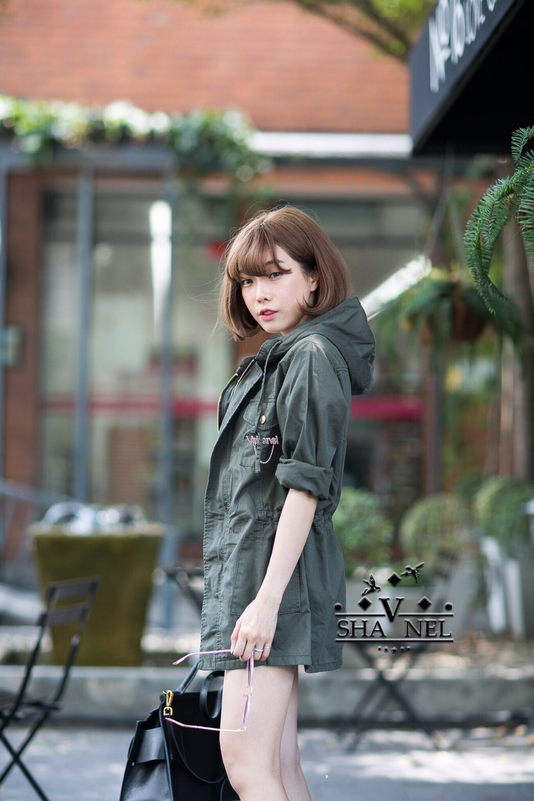 ขายดีที่สุด โค๊ทฮูทเสื้อคลุมทรงทหาร ช่วงเอวเป็นสายปรับรูดเอวได้ ผ้าสีใส่สบาย งานมาพร้อมป้ายเพชร V Chanel บอกเลยต้องมี ใส่แบบไหนก็เท่ห์ ได้ใจสุดๆๆ