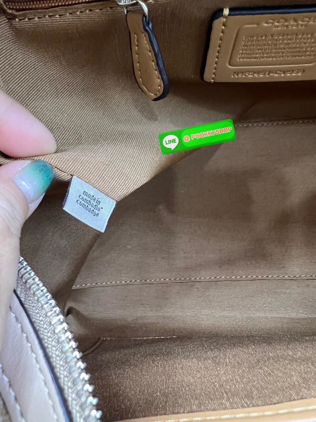 COACH ROWAN SATCHEL IN SIGNATURE CANVAS จุดเด่นของกระเป๋าทรงsatchel bag คือรูปทรงของกระเป๋าดูแข็งแรง มั่นคง ไม่เสียทรงง่าย มาพร้อมหูหิ้วที่ด้านบนของกระเป๋า ลายแคนวาสที่เป็นซิกเนเจอร์แบบเอกลักษณ์ ช่องใช้งานทุ้งภายในและภายนอก นอกจากนี้ กระเป๋าประเภทนี้ยังมี