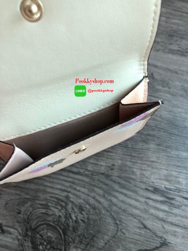 COACH Small Wallet in Floral Print Coated Canvas กระเป๋าสตางค์ใบสั้น สามารถใช่งานได้ทั้งด้านหน้าและด้านหลัง ด้านหน้าเปิด - ปิดด้วยกระดุม ภายในมีช่องใส่บัตรและธนบัตร ด้านหลังเปิด - ปิดด้วยกระดุม มีช่องสำหรับใส่เหรียญ