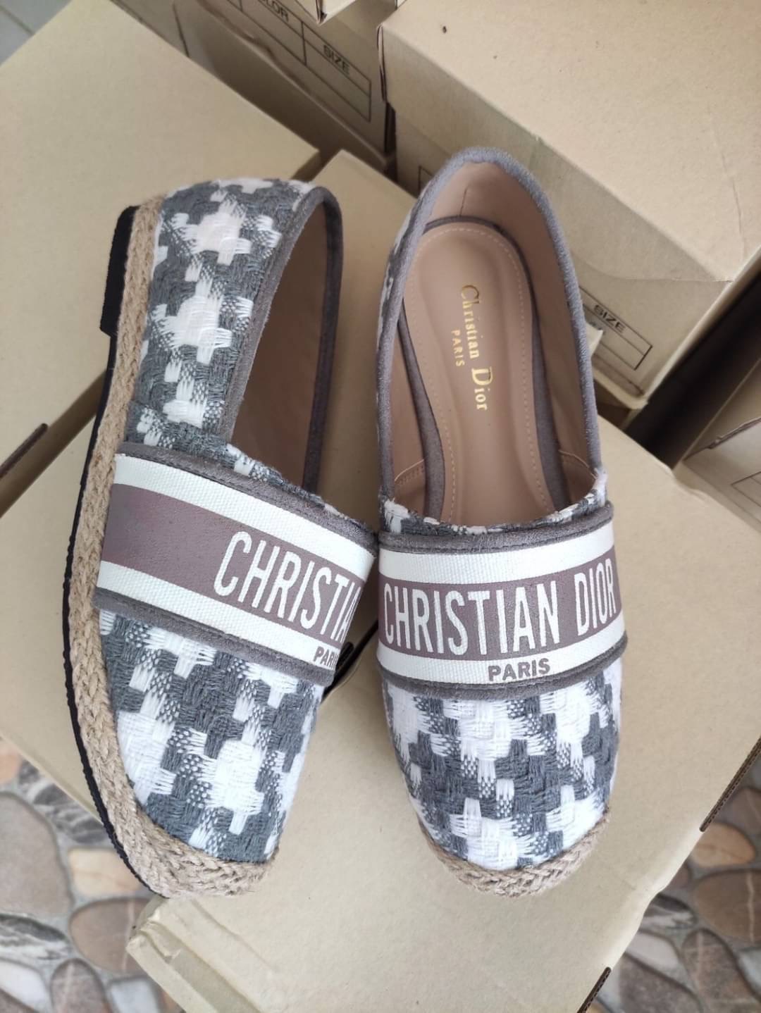 งานเข้าใหม่ พร้อมส่ง แบบใหม่ เพิ่งเข้า สลิปออนงานปอ Dior ลายใหม่ ชิโนริ ลายผ้าน่ารักมาก งานดี ปั้มแบรนด์