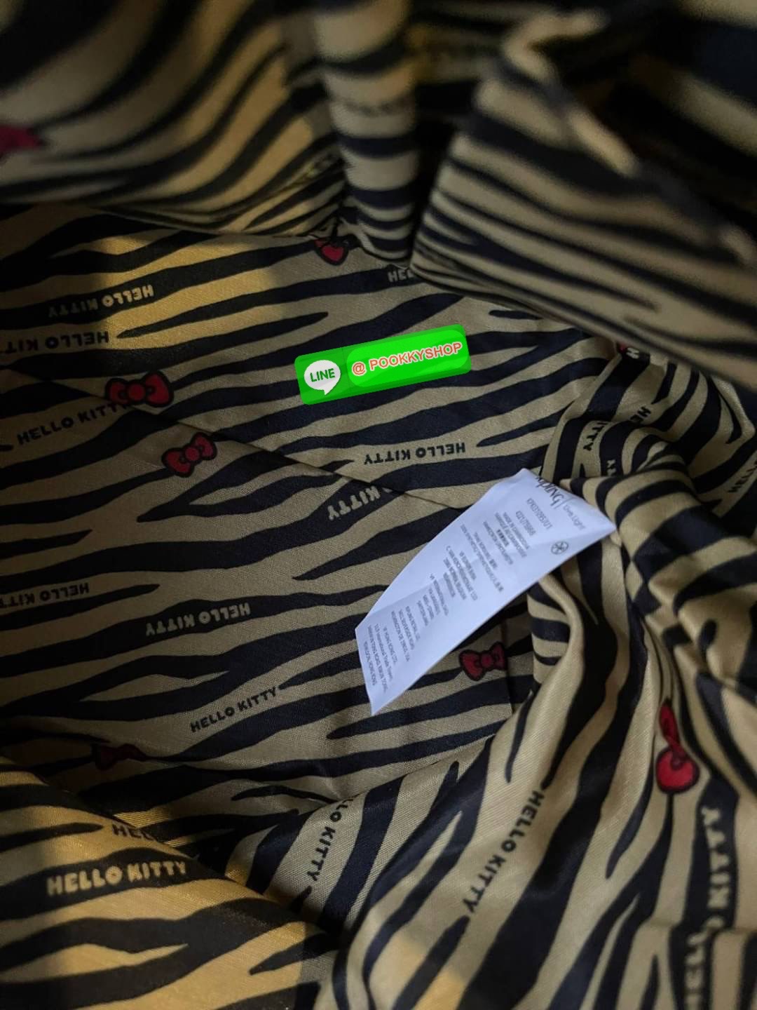 Kipling Kala Mini Hello Kitty Handbag กระเป๋าถือและสะพายใบนี้ มาพร้อมลวดลาย Tiger Kitty สุดน่ารัก พื้นกระเป๋าที่ดำ สามารถเข้ากับเครื่องแต่งกายได้ทุกสีและทุกแนว มีสายสะพายด้านข้างที่ปรับระดับความยาวตามความสูงได้ตามต้องการ และเนื้อผ้าของกระเป๋ายังมีความแข็ง