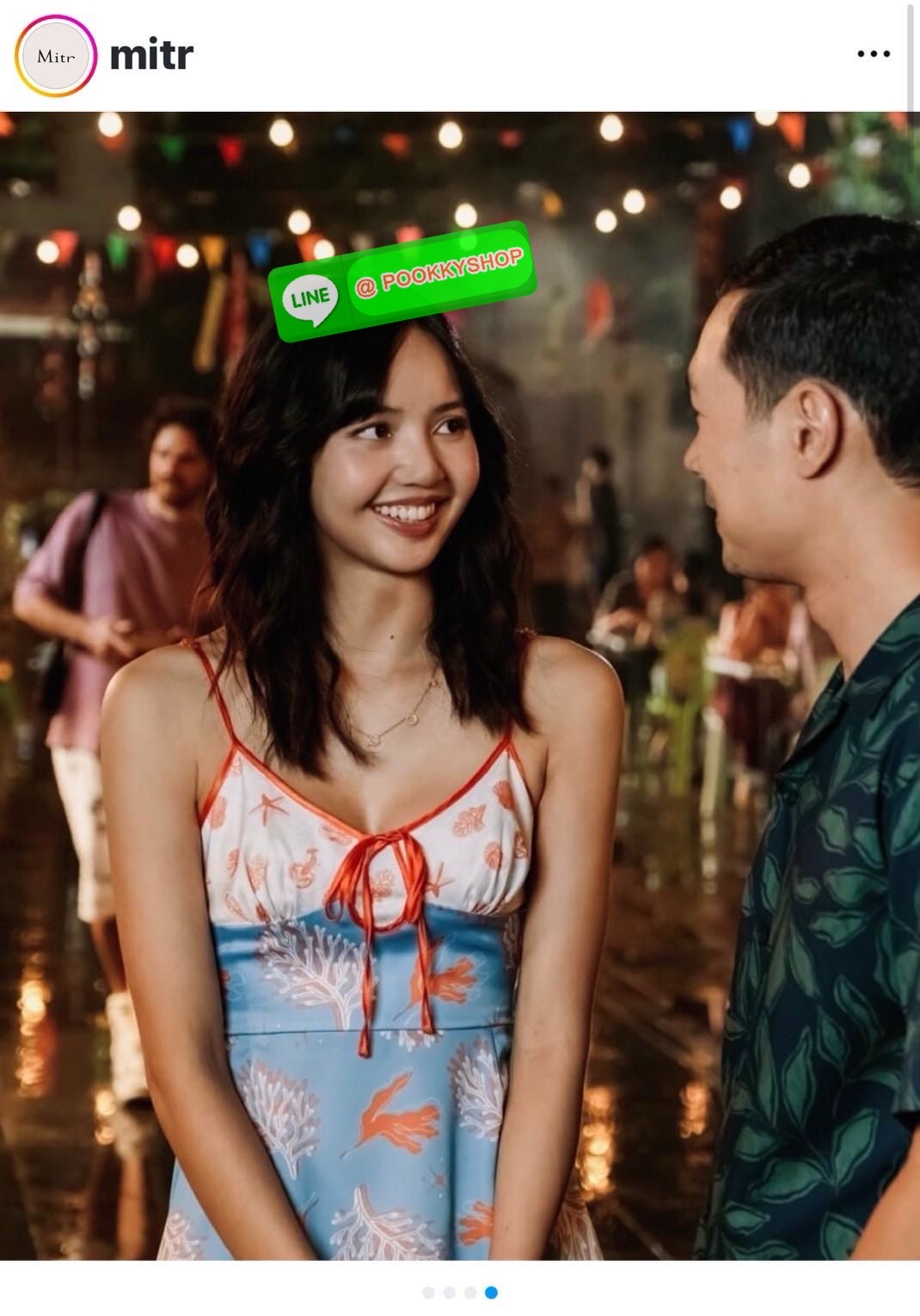 Mitr scrunchy bag 🔖กระเป๋ายีนส์สุดน่ารักเนื้อนุ่มพิมพ์ลาย Monogram ของ Mitr จุของได้เยอะรูปทรงแบบรูดได้ น้ำหนักเบาสุดๆ สะพายเป็น Shoulder Bag หรือถอดสายและถือเป็น Clutch Bag ก็ได้ ดีเทล Charm ห้อยโลหะสีเงิน โดดเด่นสุดๆ