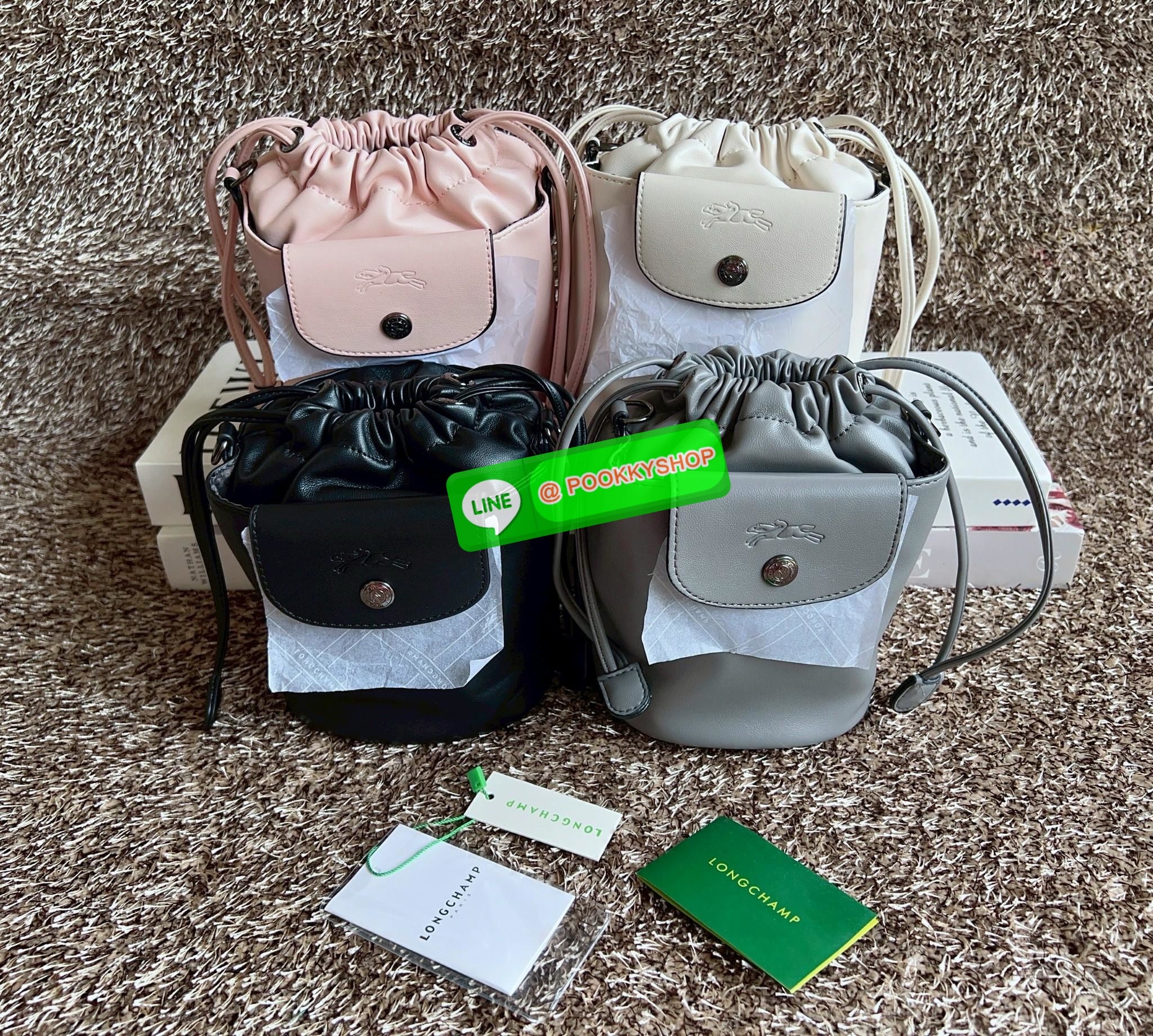 NEW ARRIVAL! LONGCHAMP LE PLIAGE XTRA XS BUCKET BAG ต้องบอกก่อนว่ารุ่นนี้เป็นรุ่นที่ใช้ออกมาแล้วไม่มีคำว่าผิดหวัง ออกแบบมาสวยแบบตัวแม่เลยค่าา 🔖พร้อมส่งทันที! กับกระเป๋าทรงบัคเกต หนังแท้smooth leather อย่างดี ใบกลางเจ้าลำตัวแล้วสวยมากก