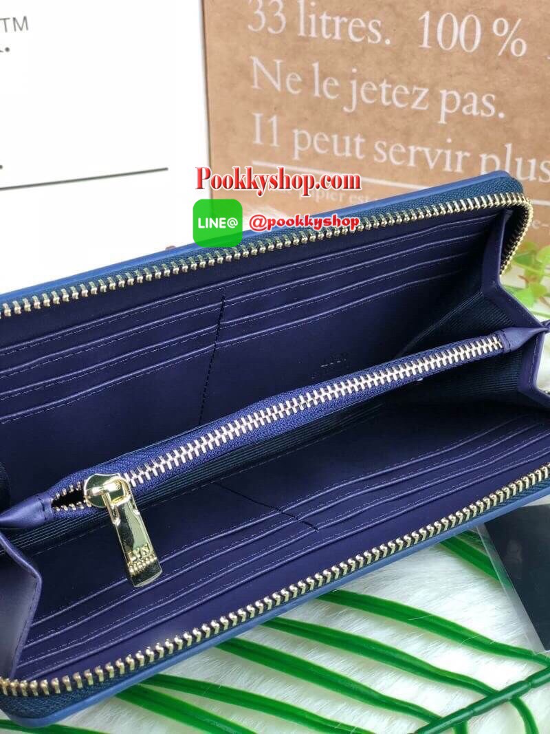 LYN LONG WALLET กระเป๋าใบยาวซิปรอบ ด้านหน้าปั๊มโลโก้แบรนด์ มีช่องซิปซ่อนด้านหน้าสามารถใส่เหรียญได้ เปิดปิดด้วยซิปรอบ ด้านในมีช่องใส่ธนบัตรตามยาว 2 ช่อง ช่องซิปใส่เหรียญและช่องการ์ด ทรงสวย รุ่นนี้สวยเก๋มากๆ สาวต้องมีซักใบค่า *มีถุงผ้า, ป้ายแทคราคา*
