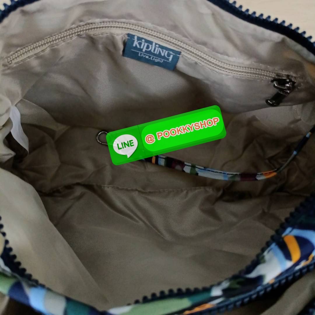 KIPLING RETH CROSSBODY BAG วัสดุ Nylon+polyester กระเป๋าสะพายข้างหรือ สะพาย Crossbody ได้ เปิด-ปิด ด้วยซิปปั๊มแบรนด์ที่หางซิป พร้อมช่องช่องหน้าแยกใส่ของใช้เล็กๆ น้อยๆ ได้ ช่องหลัก 2 ช่อง ด้านในโล่งกว้าง สามารถจุสัมภาระได้เยอะ มีช่องซิปด้านในและสายคล้องพวง