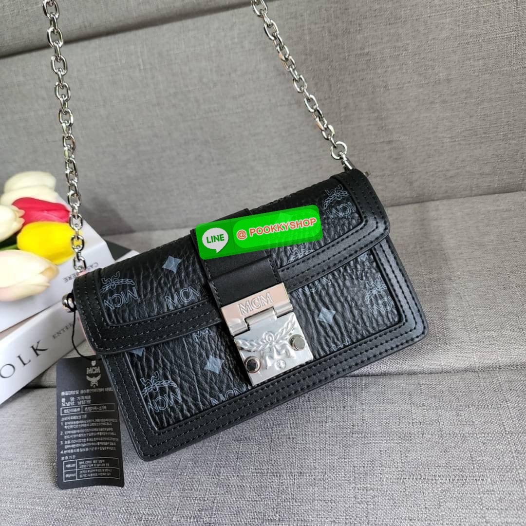 MCM Gretl Cossbody in visetos กระเป๋า Gretl กระทัดรัด ไอเทมใหม่ สุดฮิต ที่สาวๆต้องมีคะ วัสดุหนังแคนวาส ตัดหนังแท้ มาพร้อมสายสะพายโซ่อะไหล่สลับหนัง ข้างช่องโล่งสามารถใส่มือถือ iPhone Pro max ได้เหมาะสำหรับสะพายเที่ยวชิวๆในวันหยุดพักสบายๆ สีน้ำตาลคอนยัคทีแม