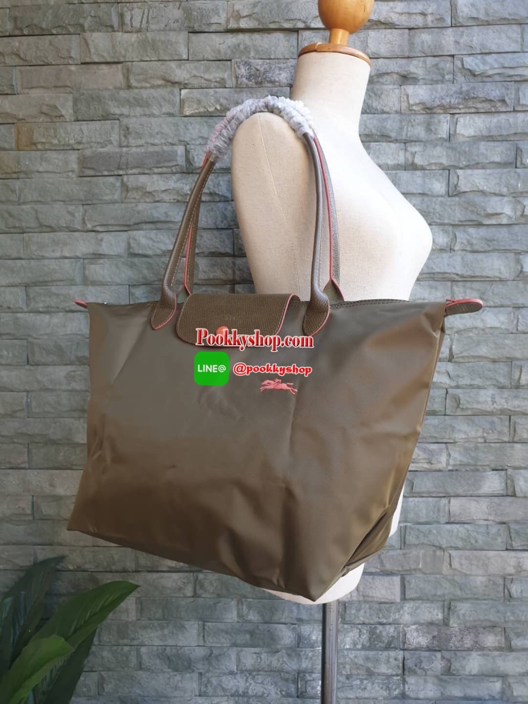 Longchamp Le Pliage Club Tote Bag Size L หูยาว วัสดุเนื้อผ้า Nylon Canvas เคลือบกันนำ้ ตัดด้วยหนังแท้ที่มีน้ำหนักเบา ดีไซน์เรียบง่ายแต่เต็มไปด้วยความคลาสสิก จนเป็นที่ชื่นชอบไปทั่วโลก Longchamp ปรับโฉม LE PLIAGE ด้วยการปักลายรูปม้า-ตราสัญลักษณ์ของแบรนด์บนผ