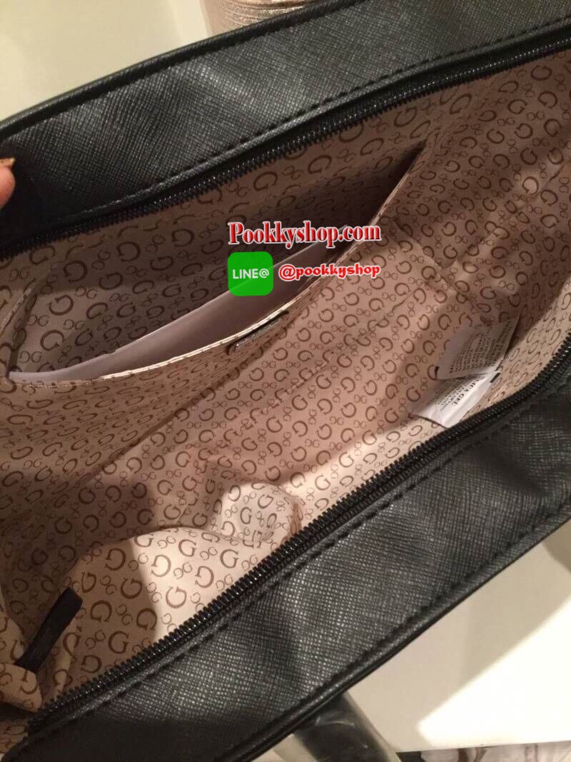 พร้อมถุงผ้าแบรนด์ GUESS BAG กระเป๋าสะพายทรง Tote จาก GUESS วัสดุหนัง Saffiano คุณภาพดี น้ำหนักเบา ด้านหน้าปั้มโลโก้แบรนด์สุดหรู รุ่นนี้มาพร้อมกระเป๋าใบเล็กสำหรับใส่ของ ถอดแยกใช้ได้ อะไหล่เงิน เปิดปิดกระเป๋าด้วยซิปสะดวกใช้ ด้านในโล่งกว้าง มีช่องเล็กสำหรับใ