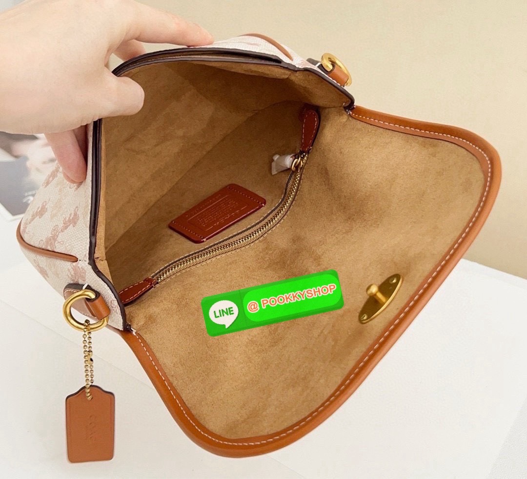 “Elegance in motion.” Coach CR512 Harley Crossbody – กระเป๋าสะพายข้างที่ผสานความหรูหราและความคลาสสิกได้อย่างลงตัว วัสดุคุณภาพเยี่ยม ผสมผสานระหว่างผ้าแคนวาสเคลือบลายซิกเนเจอร์และหนังเรียบ ลาย Horse and Carriage ที่ด้านหน้า เพิ่มความน่ารักและโดดเด่น เหมาะสำ