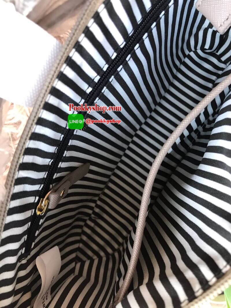 Kate Spade New York Greta Court Ramey Gritter Crossbody Bag กระเป๋าสะพายที่มีดีเทลเป็นกริชเตอร์วิ้งที่ก้นกระเป๋า ด้านบนหนังsaffiano เปิดปิดด้วยซิปเดียวด้านบน ภายในใส่กระเป๋าสตางค์ยาว มินิไอแพคได้ สายสะพายยาว118cmปรับไม่ได้ ขนาดกำลังดีสวยน่าใช้เลยคร้า!!