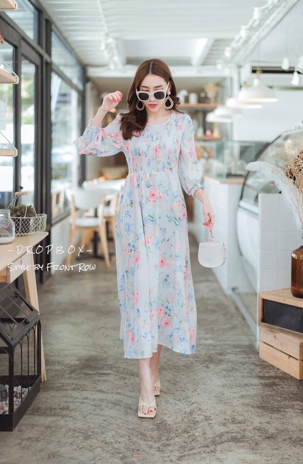 DROPBOX Style by Front Row Sweet Flora On Maxi Dress หวานๆกับเดรสพิมพ์ลายดอกไม่รุ่นนี้ ผ้าใส่สบายมากๆ ทรงปล่อยๆ ช่วงอกด้านหน้าสม๊อกปล่อยชายบาน น่ารักหวานมากๆ