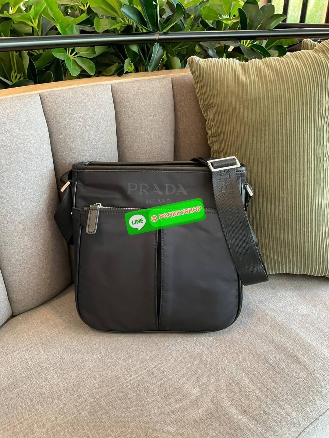 NEW ARRIVAL!! รุ่นใหม่ล่าสุด 🌟🫶🏻 กระเป๋าทรง MASSENGER จากงานพรีเมี่ยมกิ้ฟ จากแบรนด์ PRADA อะไหล่เงินทั้งใบ ด้านหน้ามีช่องหน้าหนึ่งช่อง ด้านในเปิดปิดด้วยซิปยาว ใส่ IPADmini ได้สบาย จุของได้เยอะ มาพร้อมช่องซิปด้านในอีกหนึ่งช่อง และช่