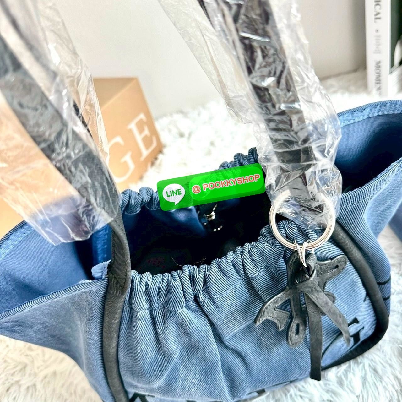 Merg A Day Bag Medium เฉดสีใหม่ 2 สี Smoky Denim กระเป๋ายีนส์ทรงโท้ท ดีไซน์เรียบเท่แต่มีลูกเล่นด้วยเชือกรูด เปิด-ปิดสะดวก ใบใหญ่จุของได้เยอะ มาพร้อมช่องด้านในและตัวล็อกสายคล้องกุญแจเพิ่มความปลอดภัย เหมาะกับสาวสายชิคที่ชอบสไตล์ลำลองแต่ยังดูมีคลาส ขนาดกระเป