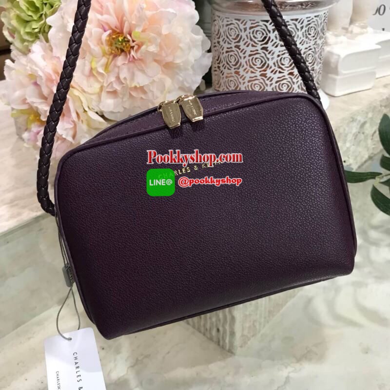 Don’t Miss! NEW ARRIVAL! CHARLES & KEITH SMALL CLASSIC CROSSBODY BAG กระเป๋าสะพายทรงเหลี่ยมรุ่นชนช็อปขนาดกำลังดีหนังสวยอยู่ทรงมีเทคเจอร์ เปิดปิดด้วยซิปหัวซิปแบรนด์ สามารถใส่ iphone ของใช้ได้เยอะมาพร้อมสายสะพายหนังถัก Crossbody ได้ เป็นอีกหนึ่งรุ่น Best Se