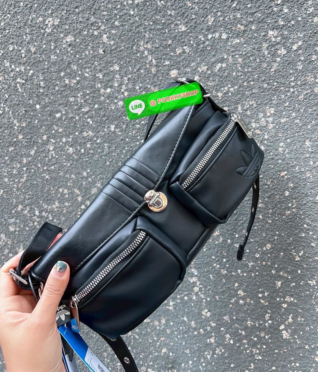 ADIDAS ORIGINALS HOBO LEATHER SHOULDER BAG 🔖พร้อมส่ง! กับกระเป๋าแนวสตรีทที่ออกแบบให้ใช้งานได้ทุกโอกาศ ดีไซด์เก๋ ถูกใจสาวๆกันเลบทีเดียวค่า 🔖หนังแท้หนานิ่ม เนื้อแมทอย่างดีสวยมากๆ อะไหล่เงิน ด้านหน้าเป็นช่องซิปสำหรับใส่ของจุกจิก เปิด-ปิดกระเป