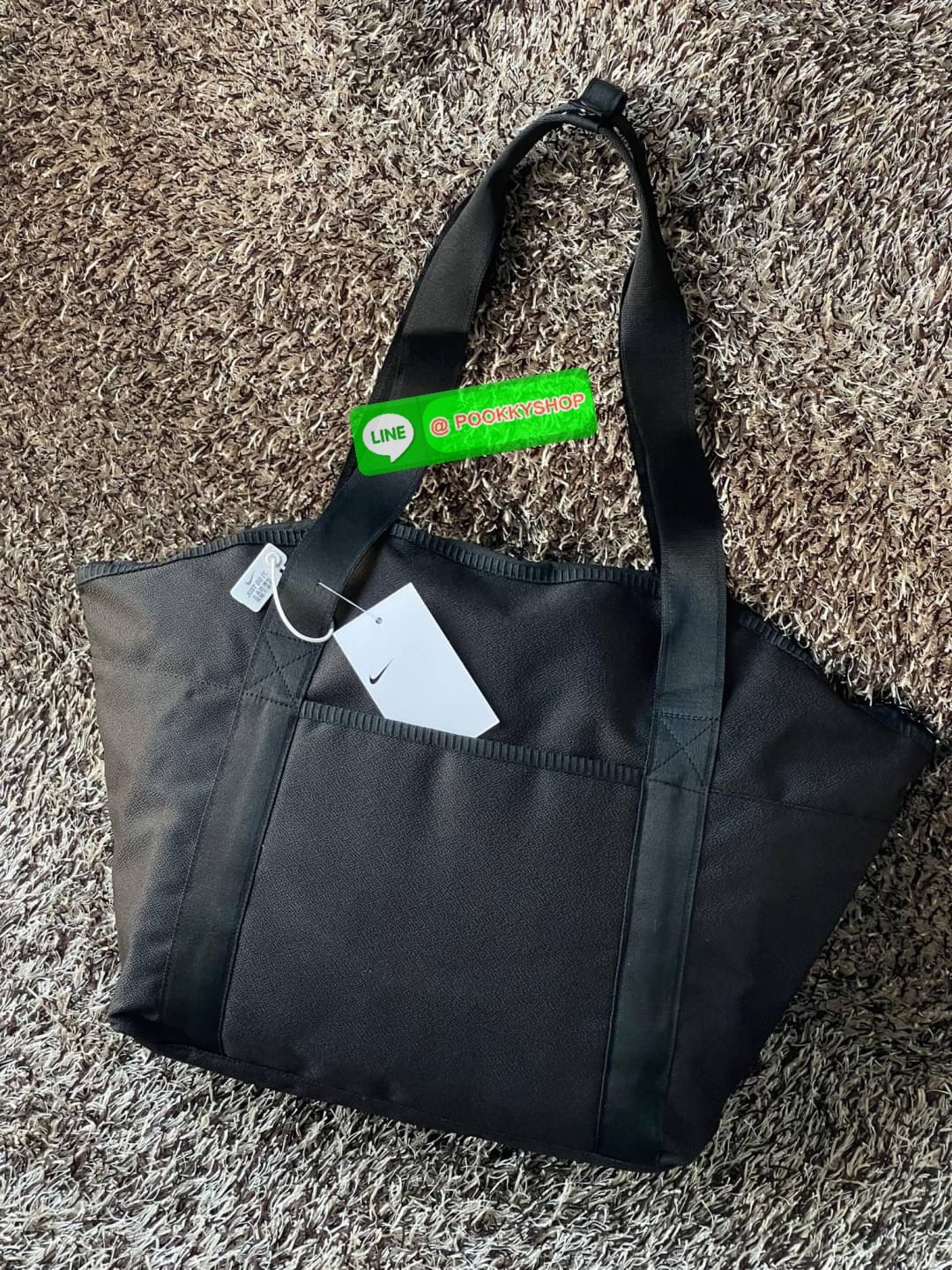 💕Nike One Women's Training Tote Bag กระเป๋าโท้ท Nike One เป็นทางออกของคุณในการใส่ทุกอย่างให้เข้ากับวันของคุณ ตั้งแต่ที่ทำงานหรือโรงเรียนไปจนถึงการออกกำลังกาย—ดีไซน์อเนกประสงค์มีทุกสิ่งที่คุณต้องการ ใส่แล็ปท็อป ขวดน้ำ และทุกสิ่งที่คุณต้องการใน