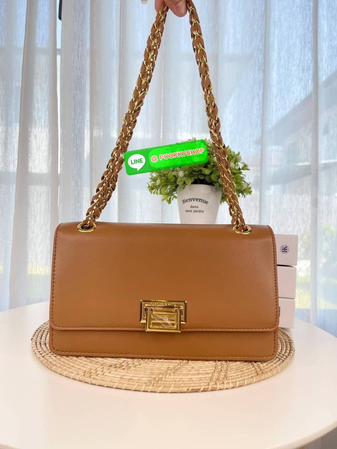 Charles&Keith แท้ Outlet กระเป๋าทรงสวย คลาสสิคเรียบหรู แมทช์ง่ายสะพายได้บ่อย สายสะพายโซ่พันหนัง สะพายได้ 2 แบบ เปิดปิดด้วยตัวล็อกอะไหล่ทอง ฐานกว้างใส่ของได้เยอะ มีช่องใส่บัตรในตัว