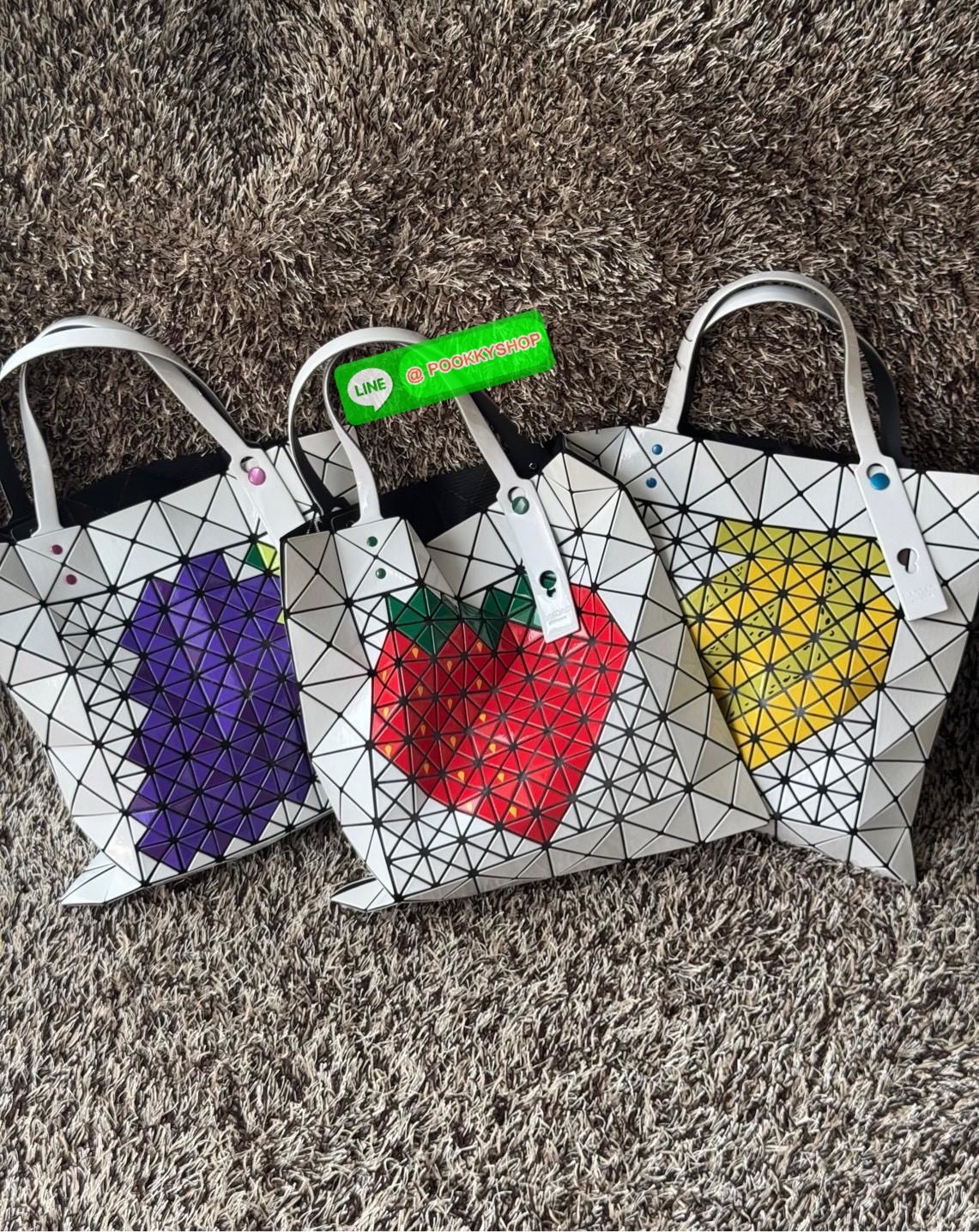 Baobao issey miyake Fruit กระเป๋าโท้ทซีรีย์รุ่นนี้มีลวดลายผลไม้น่ารัก ชิ้นส่วนตรงกลางถูกแทนที่ด้วยชิ้นส่วนต่างๆ ทําให้เกิดลวดลายดูมีมิติ เป็นขนาดที่เหมาะกับเอกสาร A4 และแล็ปท็อปขนาด 13 นิ้ว นอกจากนี้ยังมีกระเป๋าซิปด้านในที่สะดวกสําหรับจัดเก็บสิ่งของมีค่า