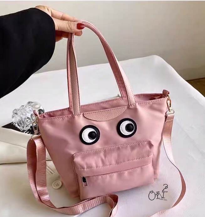 กระเป๋าสะพายข้าง brand anya วัสดุตัวกระเป๋าทำจากผ้ากันน้ำอย่างดีสีดำ ด้านหน้าส่วนลายเป็นหนังเย็บติด กระเป๋าเป็นปากซิป ด้านหน้ามีกระเป๋าเปิดออกมาเป็นสีแดงนะคะ มาพร้อมสายยาวทำจากผ้าไนล่อนอย่างหนาสีดำ สามารถปรับระดับได้