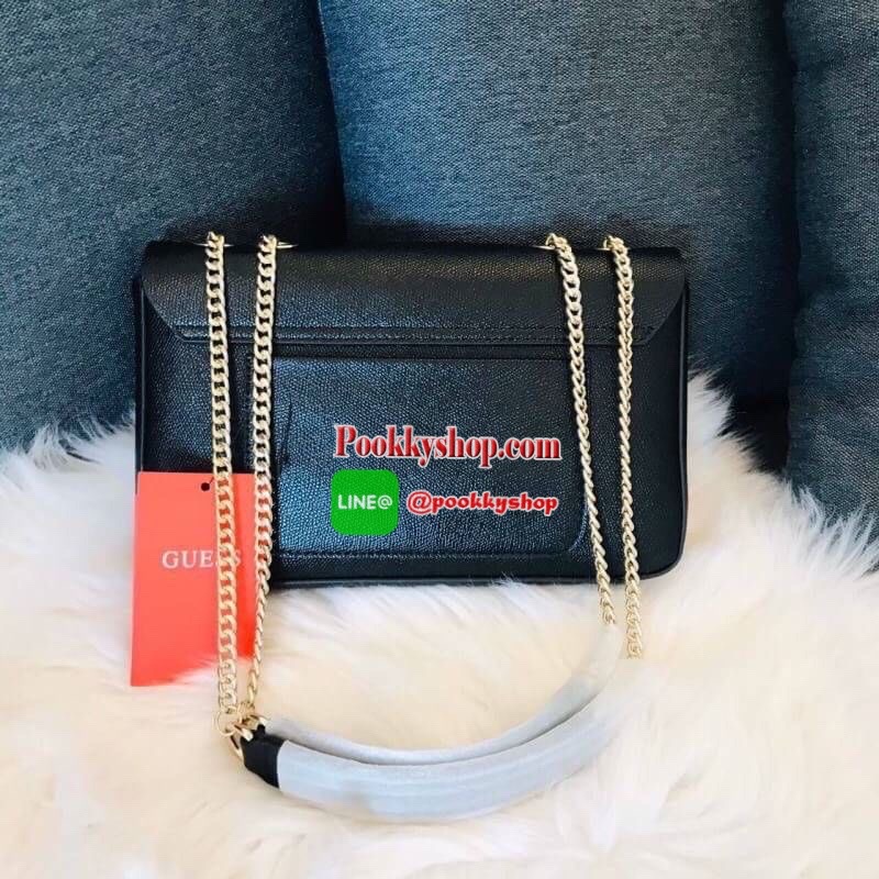 Guess Open Road Crossbody bag กระเป๋าสะพายข้างรุ่นใหม่ชนช้อปจากGuess สะพายได้ทั้งสายคู่และสายเดี่ยวในสไตล์ครอสบอดีร์ก็ได้ สายสะพายโซ่ต่อหนังไม่เจ็บบ่า วัสดุหนังsynthetic เปิดปิดด้วยกระดุมแม่เหล็ก2ตำแหน่ง ภายในใช้งานหลัก ช่องมือถือ และช่องซิป ใส่มินิไอแพค/