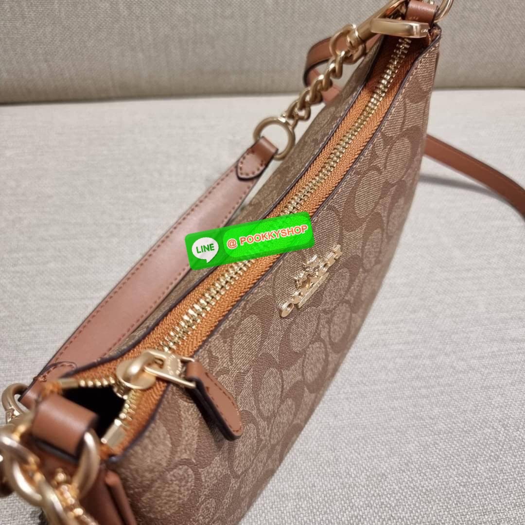 COACH CA548 TERI SHOULDER BAG IN SIGNATURE CANVAS คอลเลคชั่นใหม่ล่าสุด ที่สาวๆรอคอย กระเป๋าสะพายไหล่กึ่งทรงพอช พร้อมเสิร์ฟความสวยถึงบ้านไปเลยก่อนใคร แบบไม่ต้องพรีฯ ด้วยดีไซน์คลาสสิคที่แอบแฝงความเรียบหรู มาพร้อมสายสะพาย 2 เส้น เป็นสายโซ่คล้องแขนและสายสะพาย
