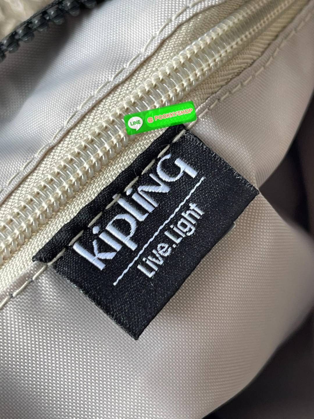 💕Kipling Silen Crossbody Bag กระเป๋าสะพายไหล่ช่วยเพิ่มความโมเดิร์นไม่ตกเทรนด์ให้กับลุคตามสไตล์การแต่งกายของคุณมากขึ้น มีน้ำหนักเบา พกพาไปไหนมาไหนได้สะดวก ใส่สิ่งของได้ครบครันโดยไม่ต้องกังวล นอกจากนี้ ยังมีสายสะพายที่ปรับระดับได้ มีช่องใส่ของเพิ่มเ