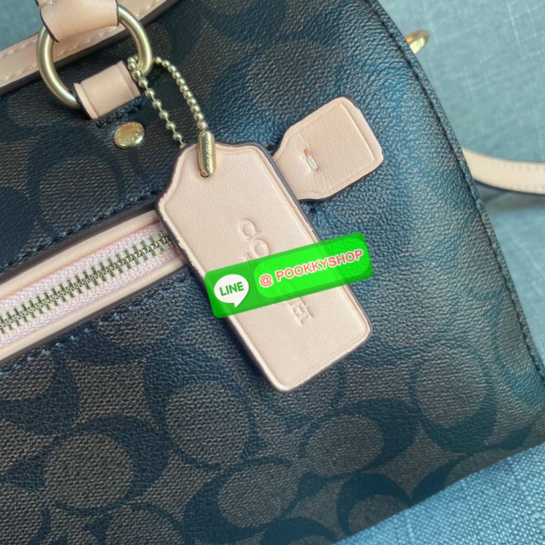 COACH ROWAN SATCHEL IN SIGNATURE CANVAS (COACH F83607) เป็นอีกรุ่นมาแรงสุดๆ ร้อนแรงไม่เบา โดดเด่นอย่างลงตัวกับรุ่นนี้ หมอน 10" รุ่นมีช่องซิปด้านหน้า สามารถแยกเก็บของสำคัญๆได้อย่างเป็นสัดส่วน สำหรับใครที่ชอบกระเป๋าที่จุของได้เยอะๆ รุ่นนี้ตอบโจทย์ได้เล