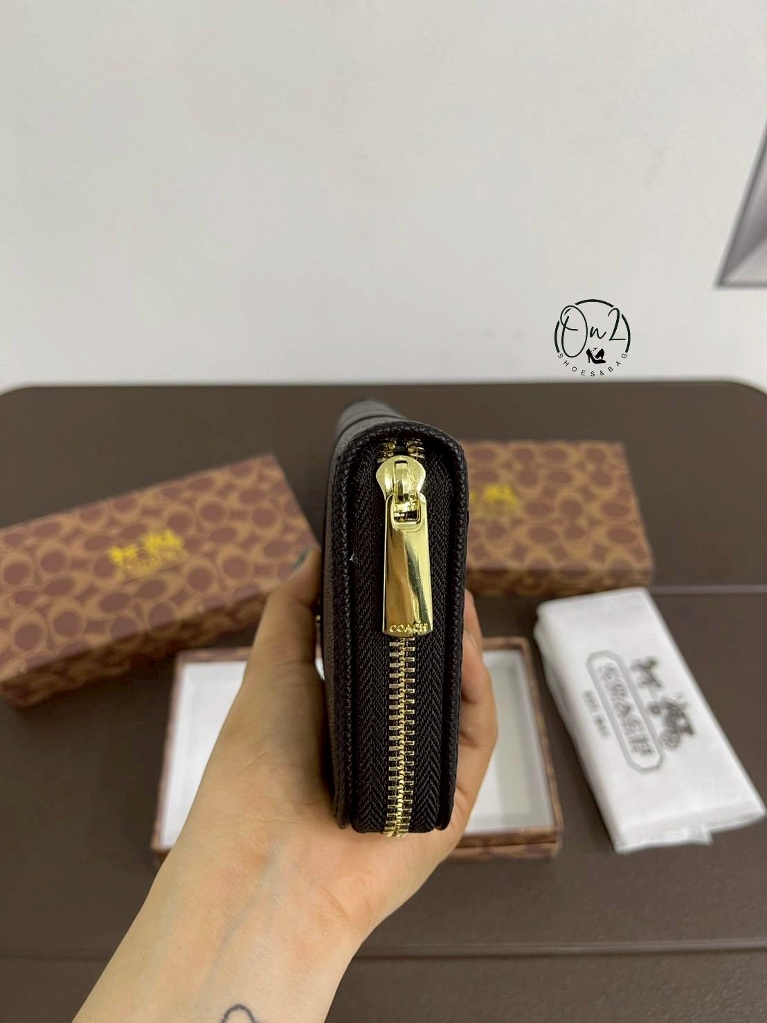 Coach wallet กระเป๋าสตางค์ สวยสะดุดตาสุดสุด เป็นแบบใบยาวแบบมีช่องเล็กใส่เหรียญ ใส่การ์ดใส่แบงค์ได้ มีสีมงคลให้เลือกเยอะมาก เหมาะสำหรับเป็นของฝากของขวัญหรือใช้เองก็เลิศค่ะ