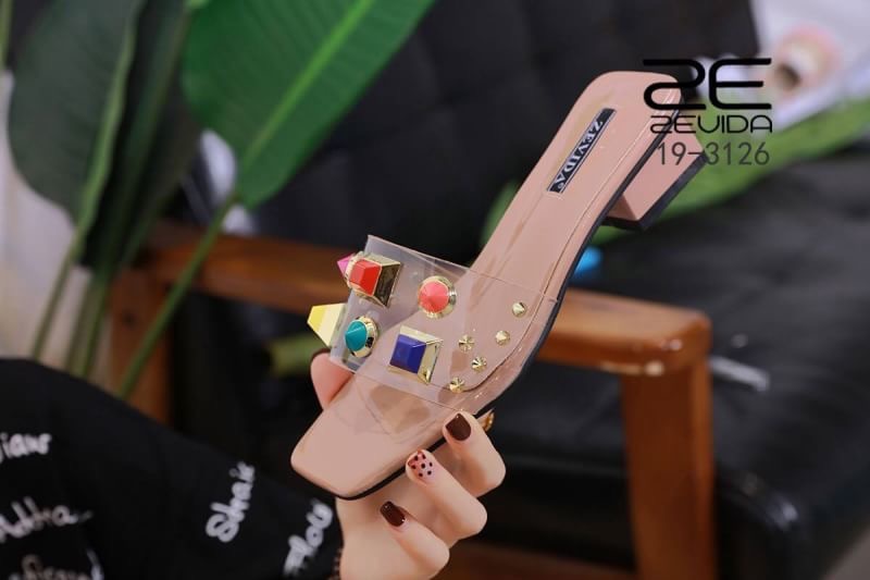 เเบบขายดีพร้อมส่งรุ่น best seller ส้นสูงวัสดุพียูใสนิ่มเเบบสวมติดหมุดสีStyle Valentino ส้นสูง 2 นิ้ว เป็นรุ่นที่ใส่ง่ายมากๆ กระเเสเเรงเว่อร์ๆ เห็นเเล้ว like เลย ใส่เเล้วดูเซ็กซี่ เปรี้ยวดูดี ขับผิวขาว ครบ!!!ไม่อยากพลาด รีบจับจองเป็นเจ้าของกันด่วน